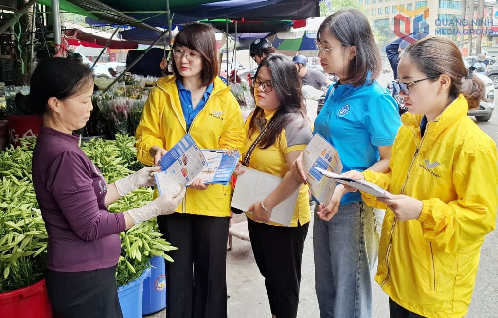 មន្ត្រីធានារ៉ាប់រងសង្គមខេត្ត និងបុគ្គលិកការិយាល័យប្រៃសណីយ៍ខេត្ត ផ្សព្វផ្សាយ និងបំផុសប្រជាពលរដ្ឋឱ្យចូលរួមក្នុងការធានារ៉ាប់រងសង្គមដោយស្ម័គ្រចិត្តក្នុងខែមេសា ឆ្នាំ២០២៥។