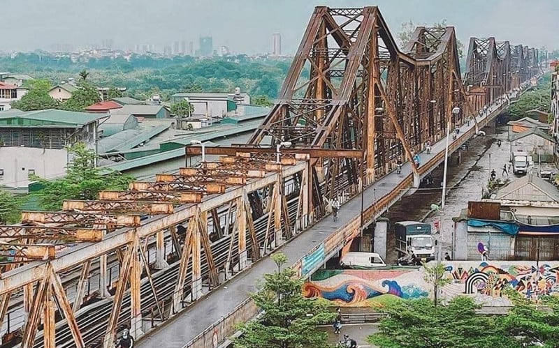 Long Bien Bridge has been a witness to Hanoi for more than 120 years. (Photo courtesy)