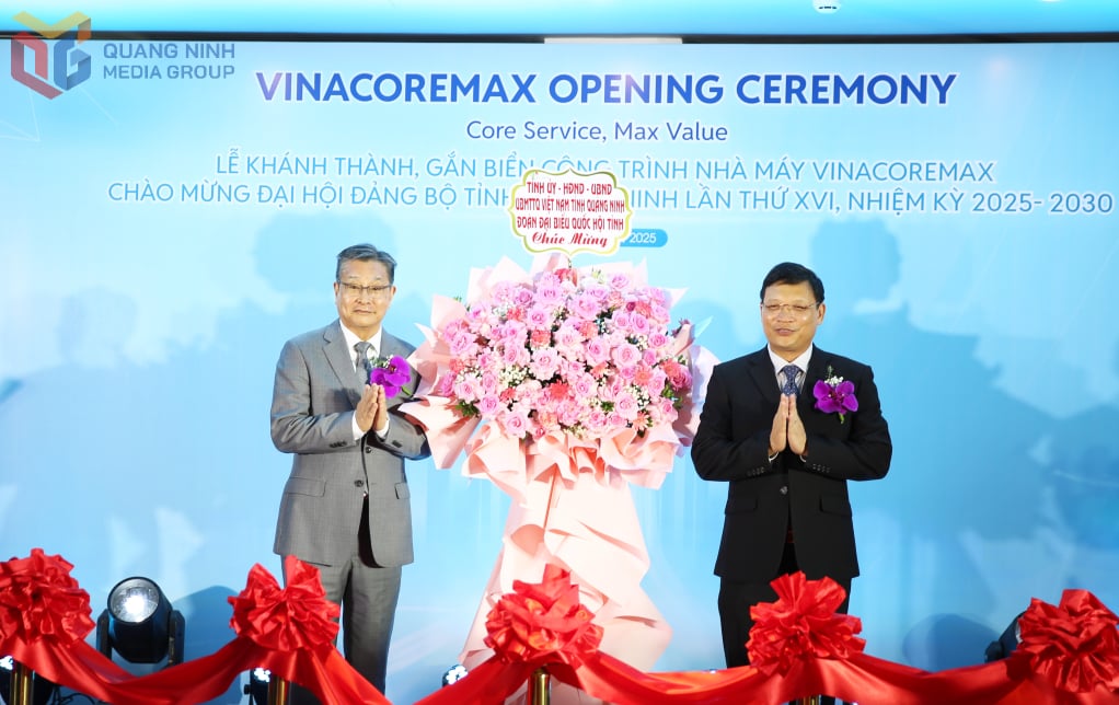 សមមិត្ត Nghiem Xuan Cuong អនុប្រធានក្រុមប្រឹក្សាប្រជាជនខេត្ត ជូនផ្កាអបអរសាទរវិនិយោគិន (CoreMax Group)។