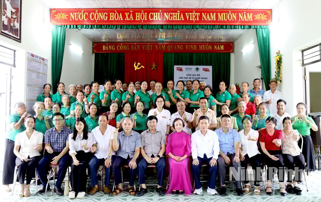 គណៈប្រតិភូបានថតរូបអនុស្សាវរីយ៍ជាមួយសមាជិកក្លឹប “ជួយខ្លួនឯងអន្តរជំនាន់” នៅភូមិ១ វ៉ាន់ទ្រុង។