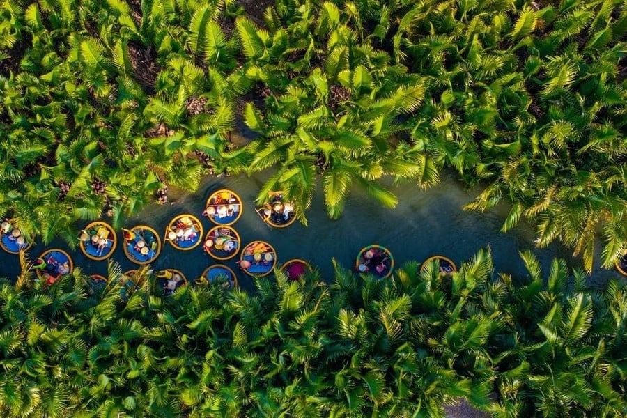 Nằm giữa rừng dừa nước và các dòng sông thủy triều, Cẩm Thanh, Hội An (nay thuộc Đà Nẵng) ngân nga nhịp sống sông nước.