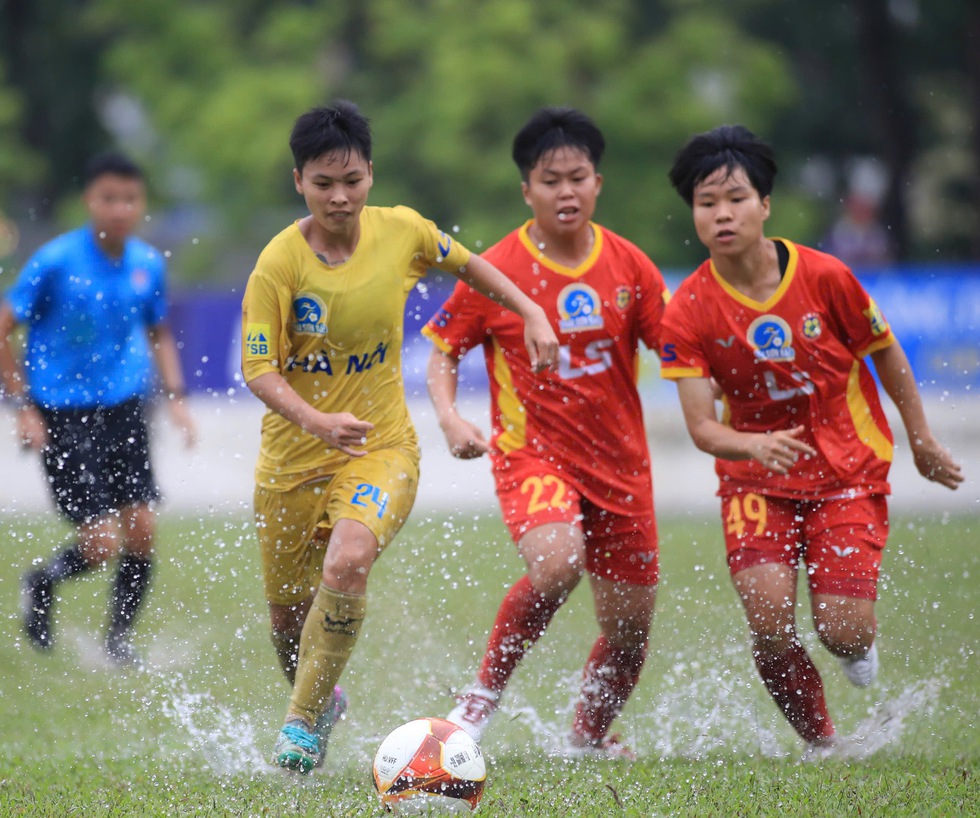 Hải Yến ghi bàn trong trận thủy chiến, Hà Nội tạm chiếm ngôi đầu của nhà ĐKVĐ - Ảnh 2.