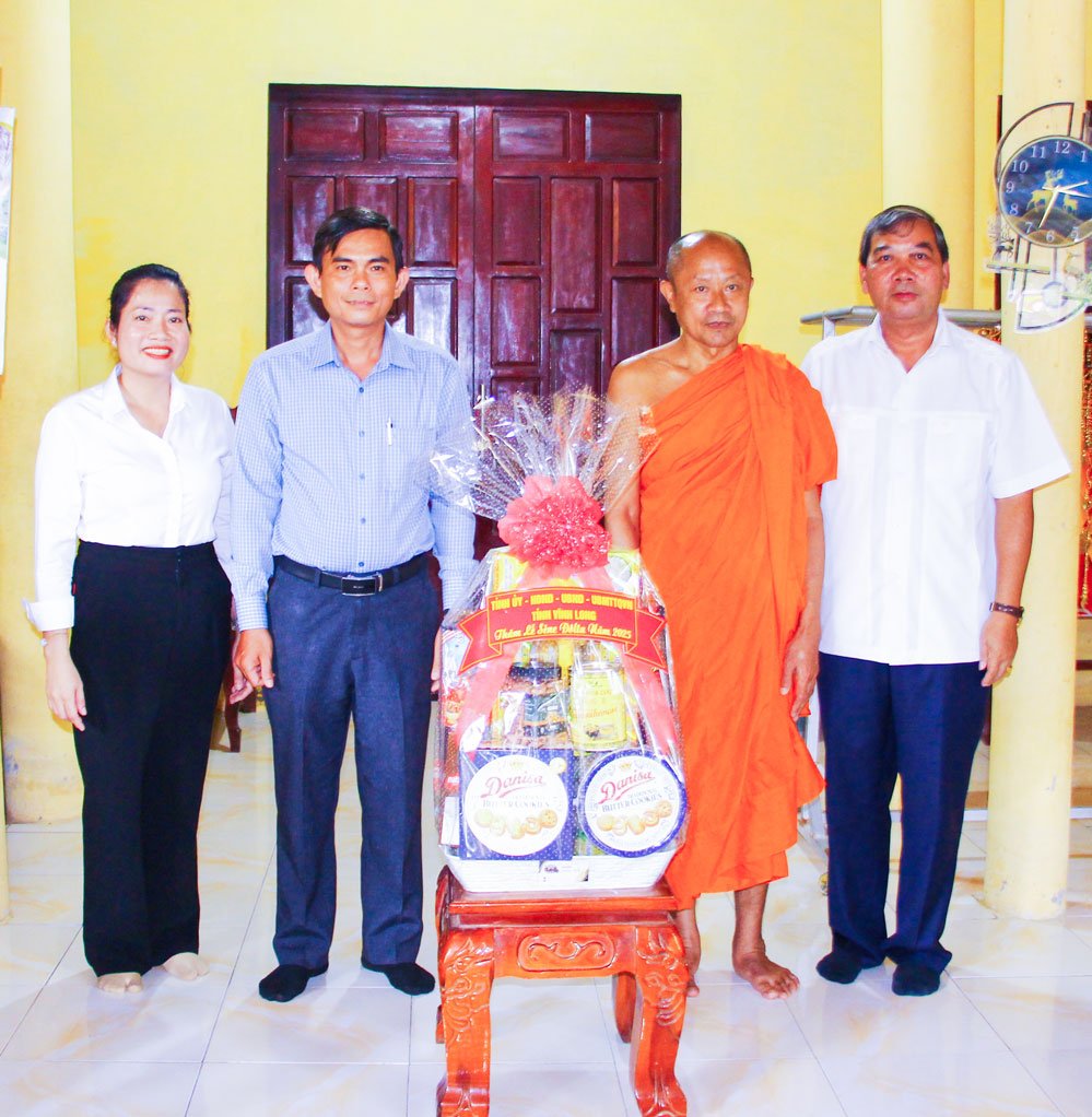 អនុ​លេខា​គណៈកម្មាធិការ​បក្ស​ខេត្ត លោក គឹម ង៉ុក​ថៃ បាន​ប្រគេន​អំណោយ​ដល់​ព្រះ​តេជគុណ ថាច់ សាក់ ព្រះ​ចៅ​អធិការ​វត្ត Can Thay។