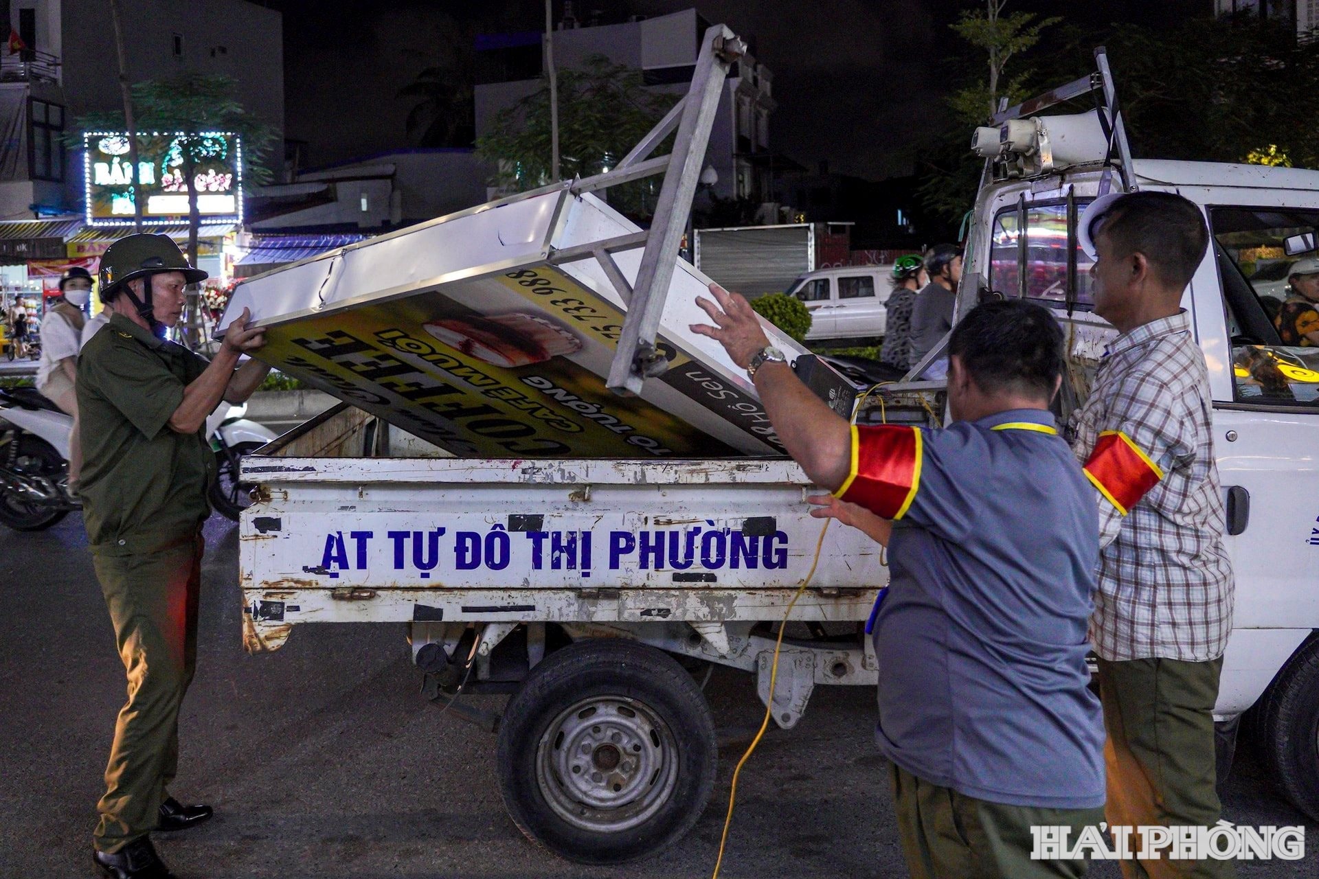 Ngay sau lễ ra quân, lực lượng chức năng phường Lê Chân tiến hành kiểm tra, thu giữ các biển quảng cáo rao vặt, biển hiệu sai quy định trên một số tuyến đường trung tâm như Hồ Sen, Tô Hiệu, Lạch Tray...