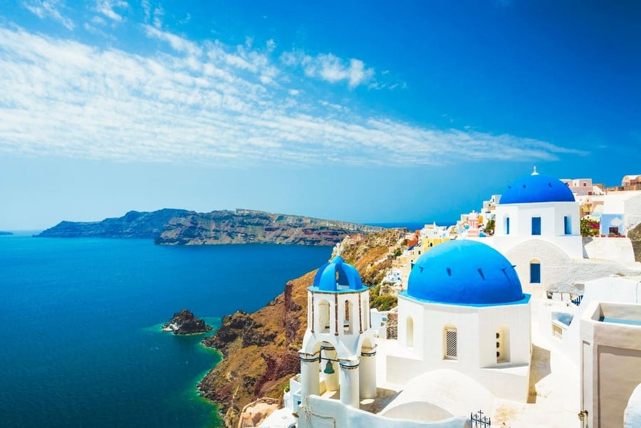 Tọa lạc trên mũi phía bắc của Santorini, Oia trải dài như một dòng thác với những hồ bơi vô cực tựa gương, ban công phủ đầy hoa giấy, và ngôi nhà trắng muốt bên vách đá - được chạm khắc vào miệng núi lửa như những viên đường - hướng ra biển Aegean.