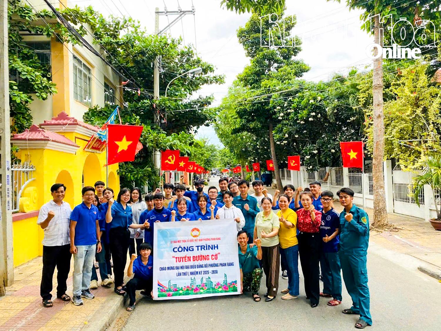 គណៈកម្មាធិការរណសិរ្សមាតុភូមិវៀតណាមនៃវួដ Phan Rang បានចាប់ផ្តើមគំរូផ្លូវទង់ជាតិ។
