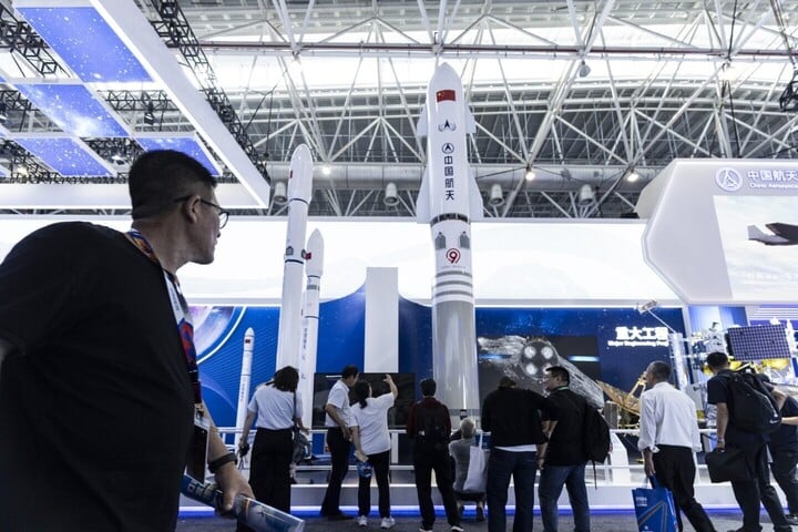 Model roket Long March dipamerkan di Pameran Penerbangan dan Aeroangkasa Antarabangsa China. (Sumber: Bloomberg)