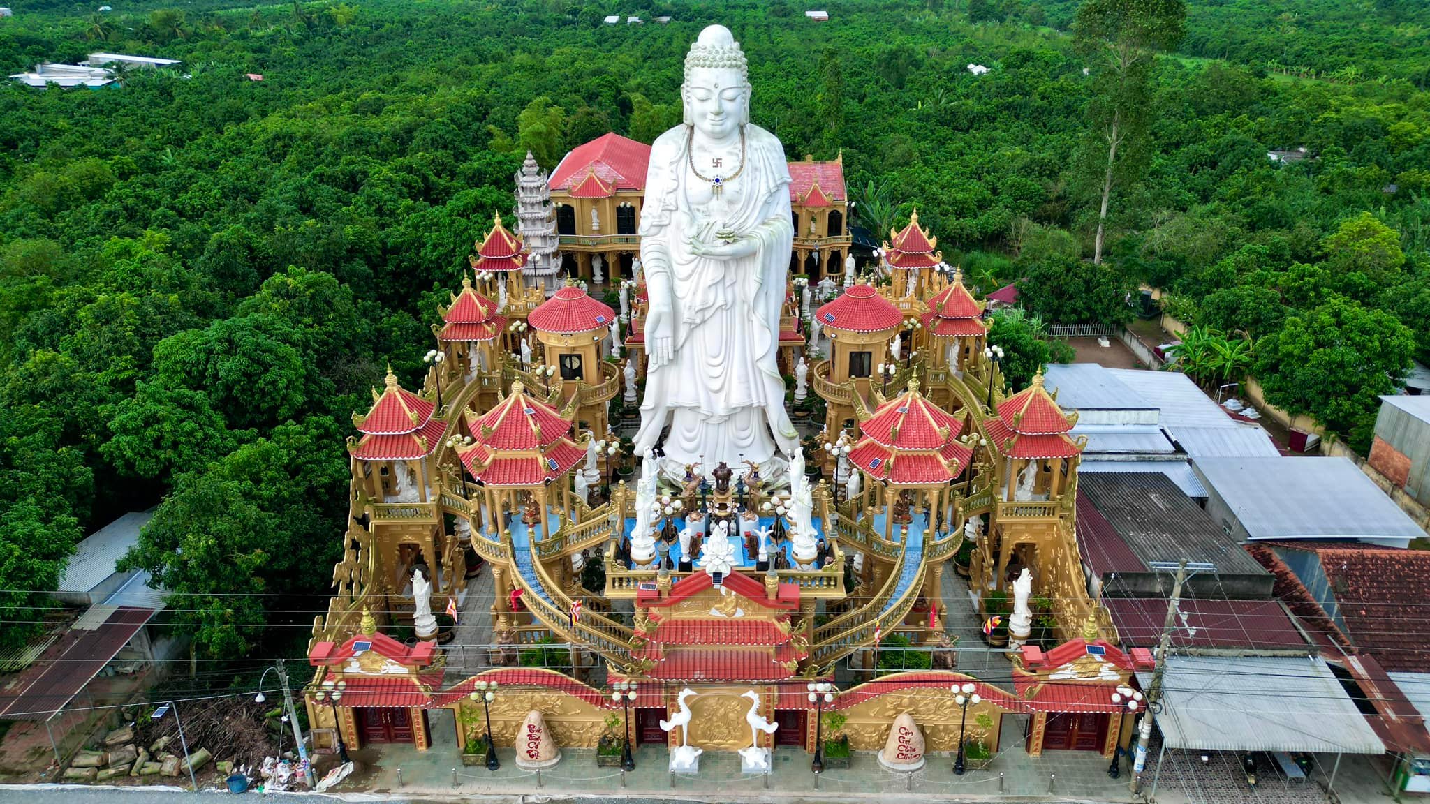 Khám phá ngôi chùa độc lạ với quần thể tượng Phật uy nghi ở cù lao Giêng- Ảnh 1.