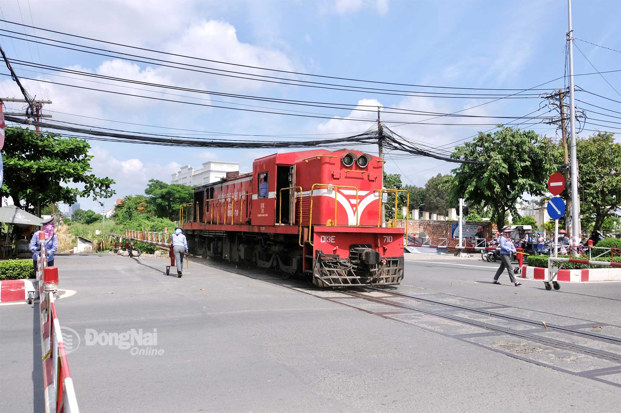 រថភ្លើង​ផ្លាស់ទី​កាត់​ផ្លូវ​ប្រសព្វ​រវាង​ផ្លូវ​រថភ្លើង និង​ផ្លូវ Dong Khoi (ផ្នែក​កាត់​តាម​វួដ Tam Hiep ខេត្ត Dong Nai)។ រូបថត៖ Dang Tung