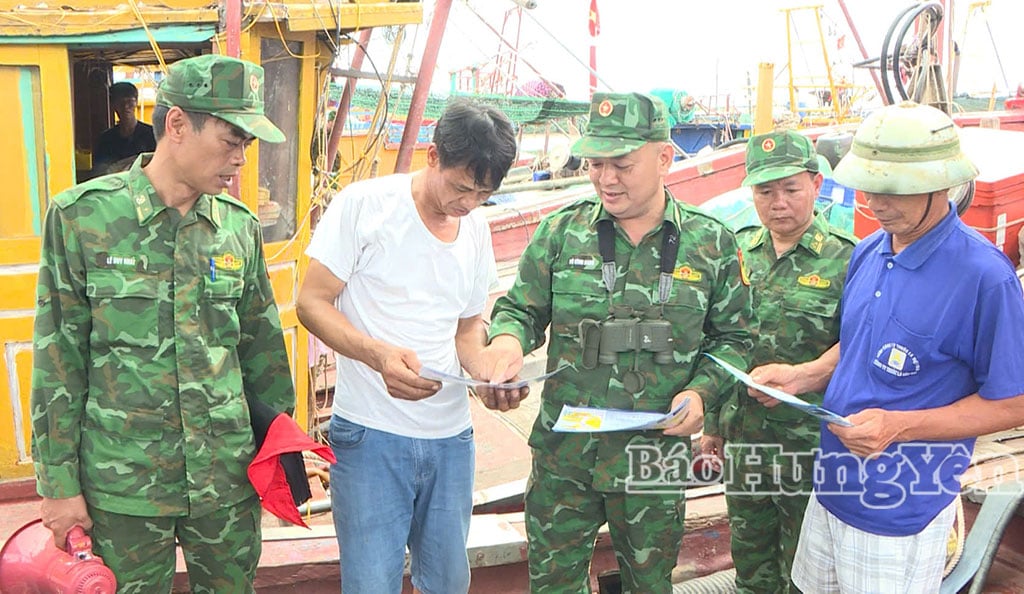 Petugas dari Stasiun Penjaga Perbatasan Cua Lan mensosialisasikan undang-undang tersebut kepada para nelayan di desa Quang Thinh.