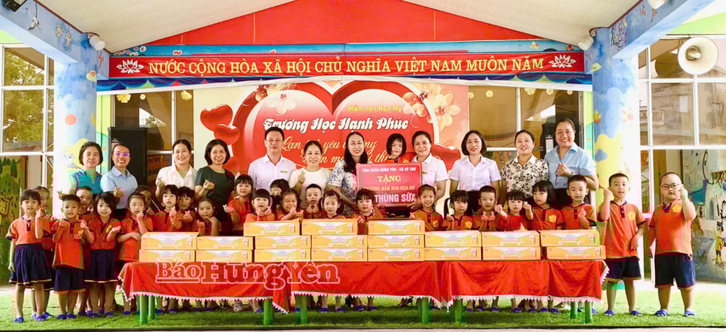 តំណាងថ្នាក់ដឹកនាំឃុំ Vu Thu ជូនទឹកដោះគោដល់សាលាមត្តេយ្យ Hoa My។
