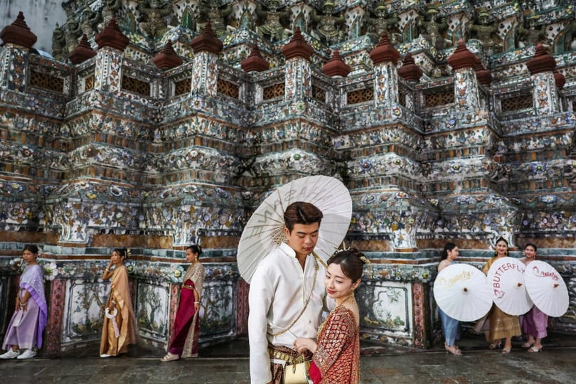 Du khách tham quan chùa Wat Arun, phố đi bộ Pattaya, trải nghiệm lễ hội khỉ tại Thái Lan. Ảnh: Reuters, Bangkok Post.