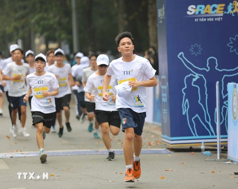 អត្តពលិកចូលរួម S-Race ហាណូយ - ដើម្បីឋានៈវៀតណាម។ (រូបថត៖ Thanh Tung/VNA)