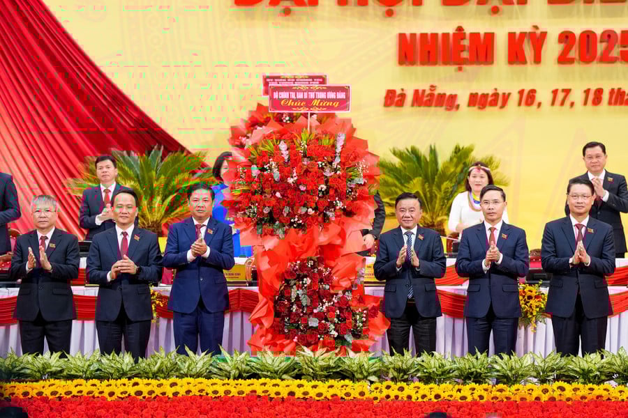 Lãnh đạo TP Đà Nẵng nhận hoa chúc mừng của Bộ Chính trị, Ban Bí thư