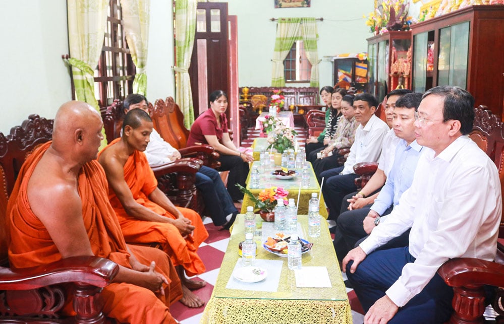 គណៈប្រតិភូបានចូលគាល់ និងអបអរសាទរព្រះតេជគុណ ថាច់ ធួង - សមាជិកគណៈកម្មាធិការរណសិរ្សមាតុភូមិខេត្ត ព្រះចៅអធិការវត្ត Koneleng Ses ។