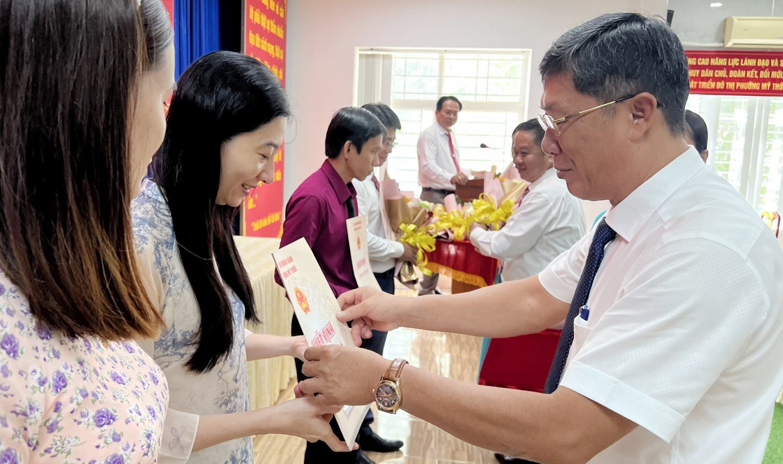 Trao quyết định nghỉ thôi việc, nghỉ trước tuổi và tiếp nhận cho cán bộ