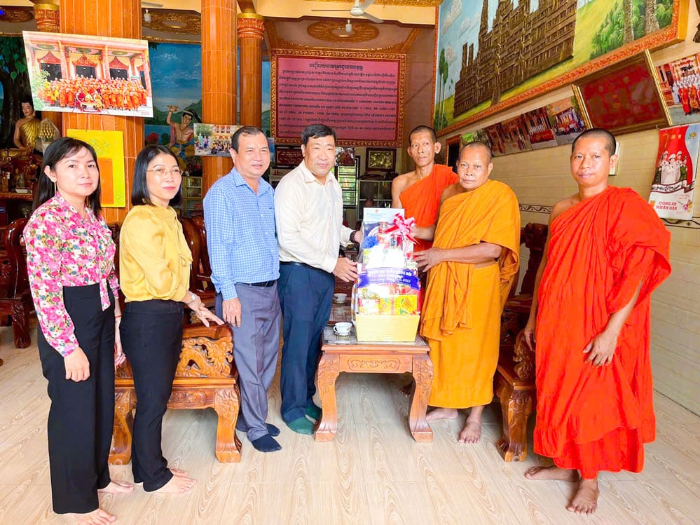 គណៈប្រតិភូបានទៅទស្សនា និងអបអរសាទរវត្ត Phu Ly 2។
