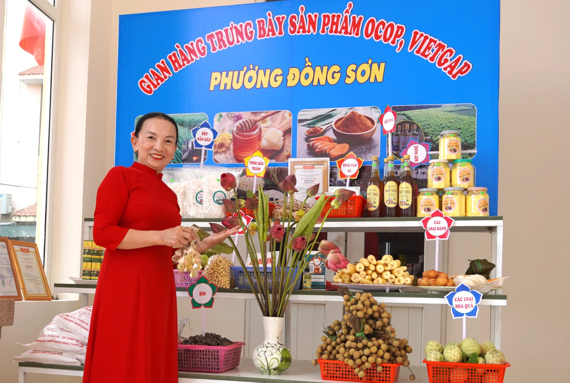 លោកស្រី Nguyen Thi Anh Nguyet ឧទ្ទេសនាមផលិតផលប្រេងសំខាន់ៗ Cajeput និងស្លឹកគ្រៃ “Co Nguyet” - រូបថត៖ H.TR