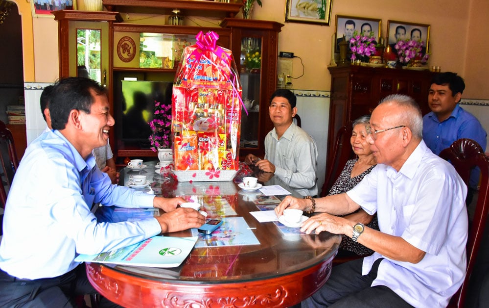 គណៈប្រតិភូបានទៅសួរសុខទុក្ខ និងជូនអំណោយដល់គ្រួសារលោក Kien Khute (ឃុំ Nhi Truong)។   