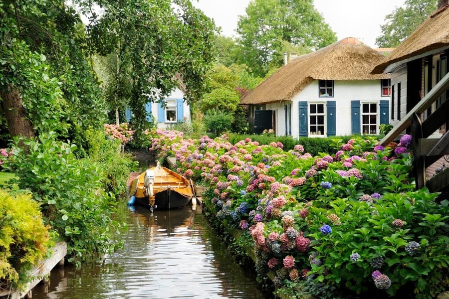 Lướt qua những mạch nước ngầm của Overijssel, Giethoorn lấp lánh như bí mật được giữ kín bởi vùng đất thấp Hà Lan.