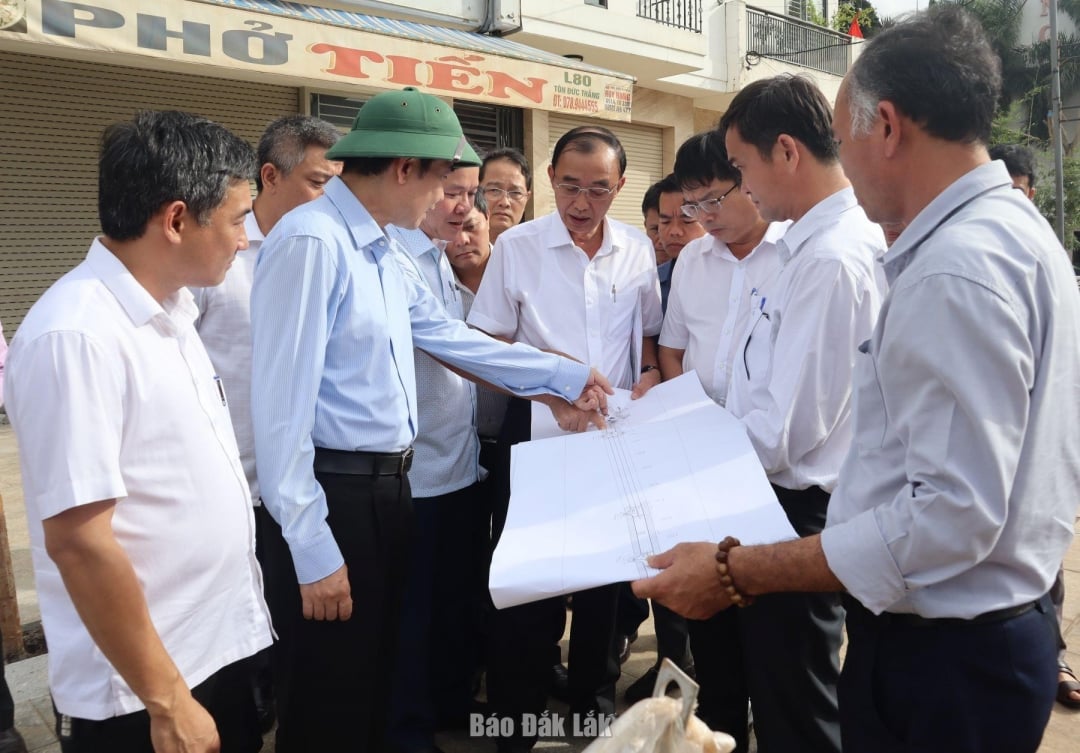 At the Ton Duc Thang Street Project, Chairman of the Provincial People's Committee Ta Anh Tuan requested local authorities to coordinate with relevant units to speed up the progress of site handover.