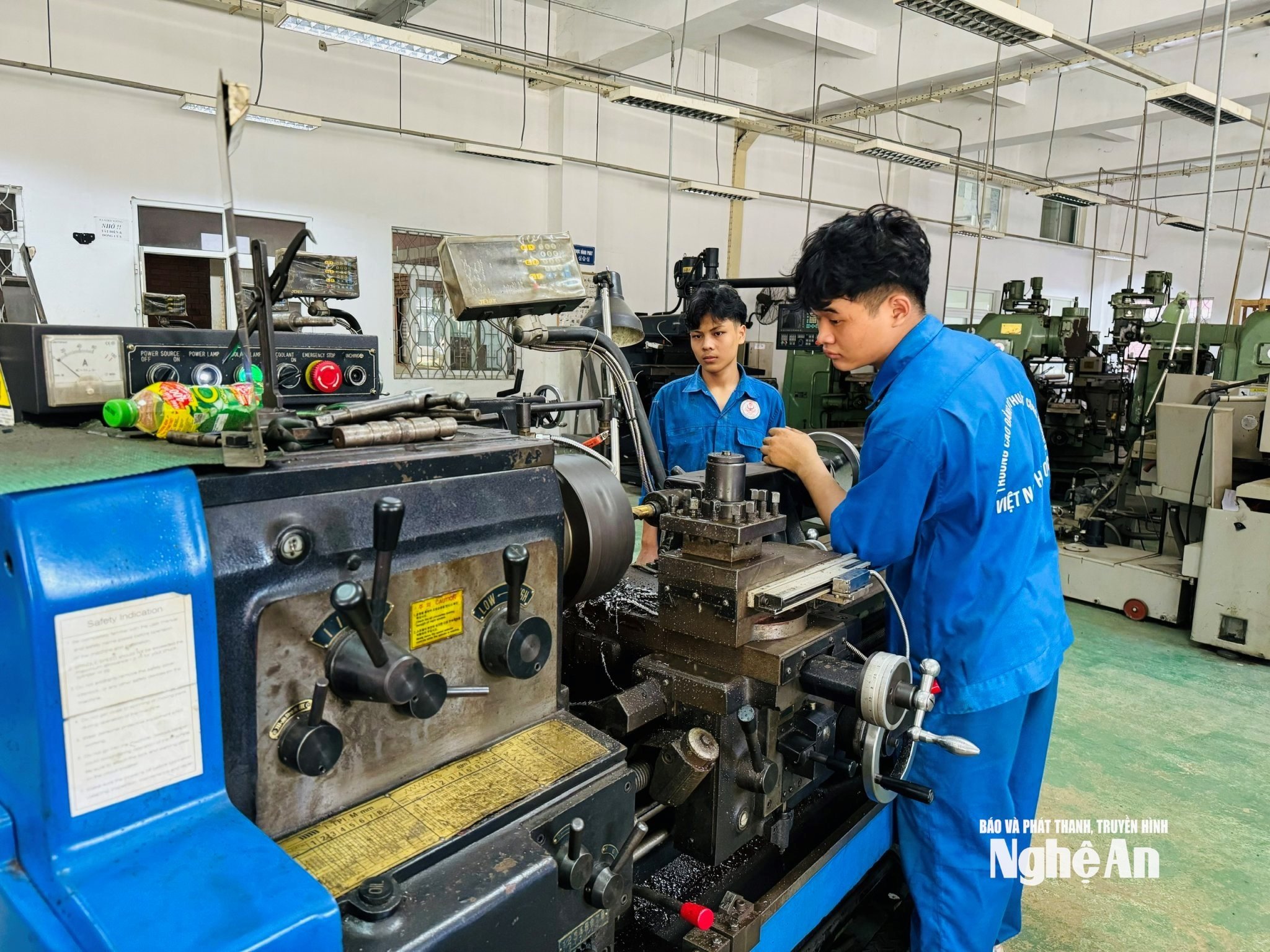 លក្ខខណ្ឌ​កំណត់​ថ្មី​នេះ​តម្រូវ​ឱ្យ​អត្រា​កម្មករ​នៅ​ជនបទ​មាន​សញ្ញាប័ត្រ​វិជ្ជាជីវៈ​លើស​ពី ៣៥%។ រូបថតរបស់ Ng.Hai