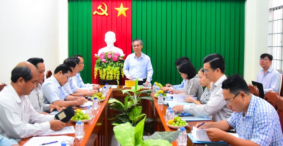 លោក Chau Van Hoa - សមាជិកគណៈកម្មាធិការបក្សខេត្ត អនុប្រធានគណៈកម្មាធិការប្រជាជនខេត្តបានថ្លែងសុន្ទរកថាក្នុងកិច្ចប្រជុំ។