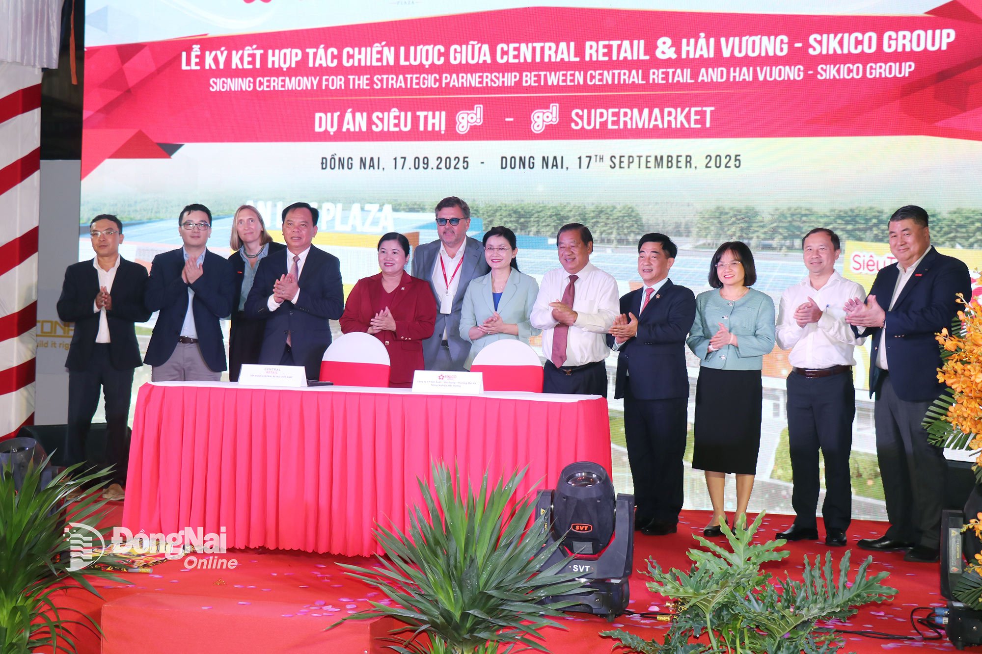 ថ្នាក់ដឹកនាំខេត្ត Dong Nai បានធ្វើជាសាក្សីក្នុងពិធីចុះហត្ថលេខាលើកិច្ចសហប្រតិបត្តិការយុទ្ធសាស្ត្ររវាងក្រុមហ៊ុន Sikico Group និង Central Retail ។ រូបថត៖ Xuan Tuc 