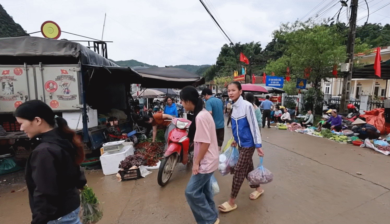 Lung Van Ru Ba Than market.gif