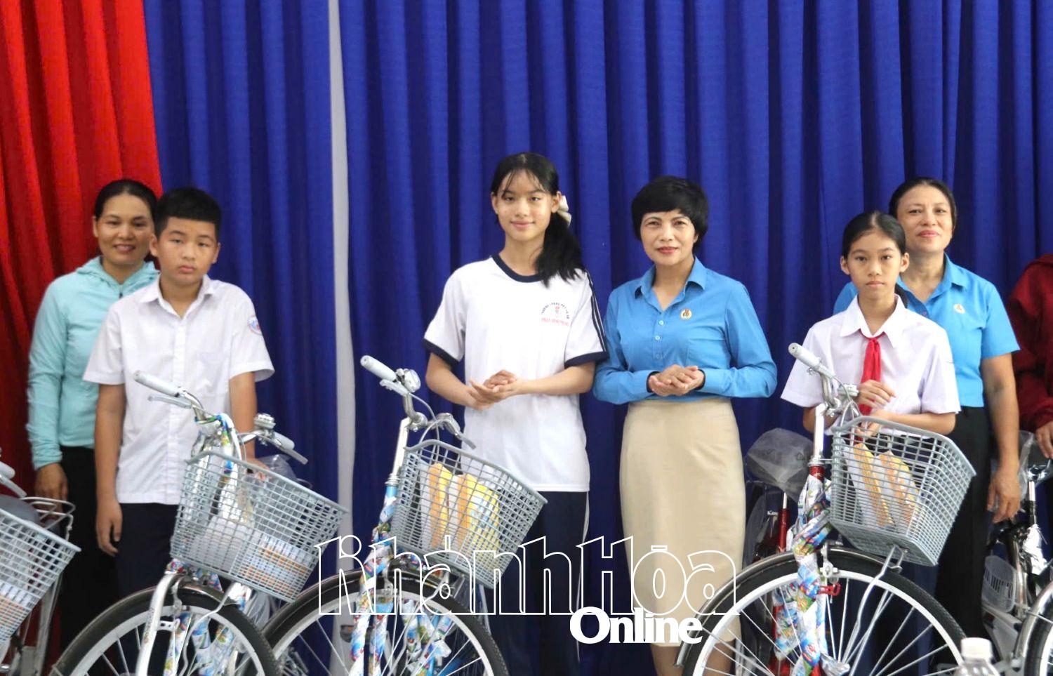 លោកស្រី Tran Thi Huong - អនុប្រធានសហព័ន្ធការងារខេត្ត ប្រធានសហជីពឧស្សាហកម្មសួនឧស្សាហកម្មបានប្រគល់កង់ដល់សិស្សានុសិស្សដែលជាកូនរបស់កម្មករ។
