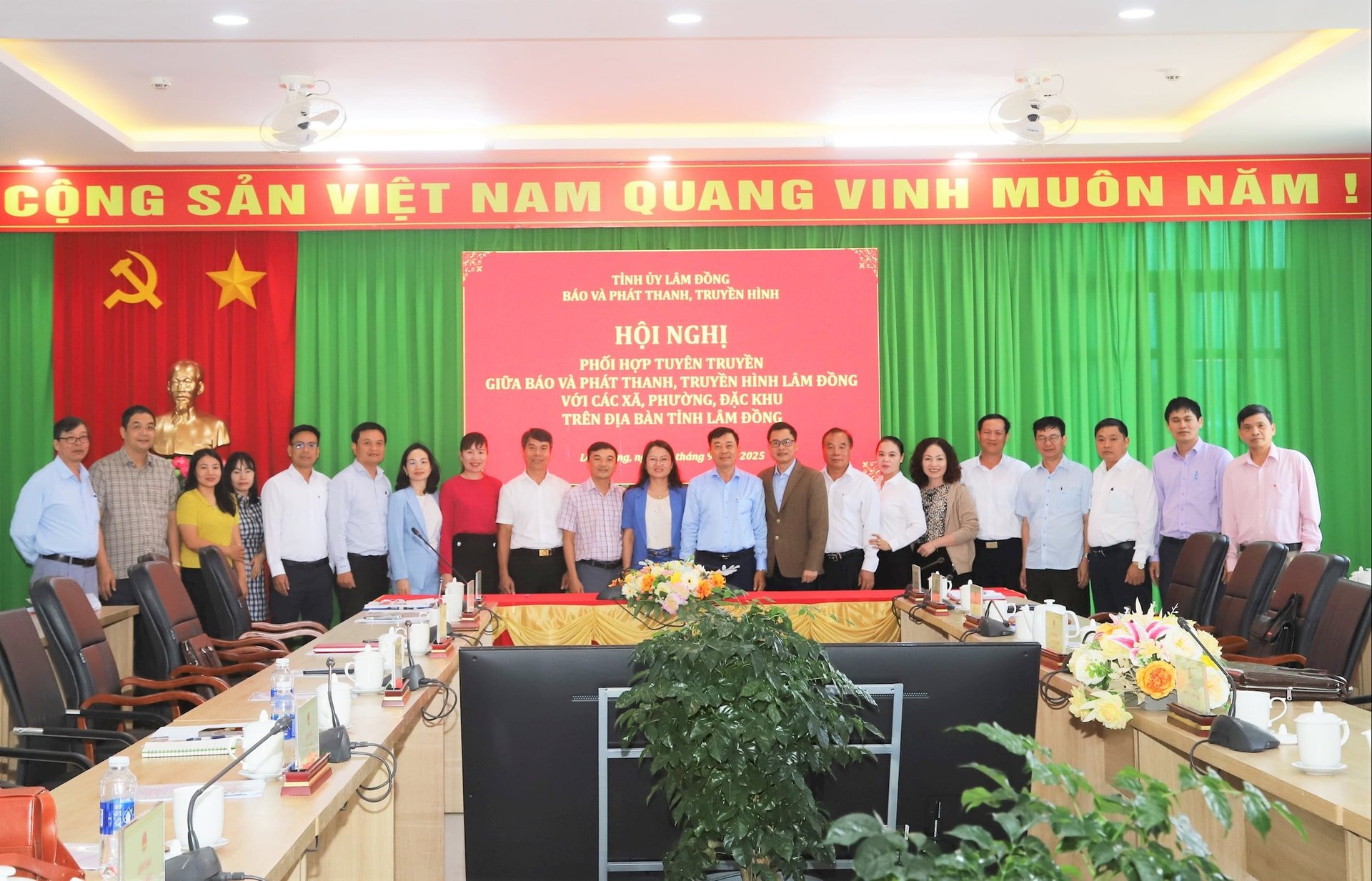 ថ្នាក់ដឹកនាំកាសែត Lam Dong និង PTTH បានថតរូបអនុស្សាវរីយ៍ជាមួយថ្នាក់ដឹកនាំមូលដ្ឋាន