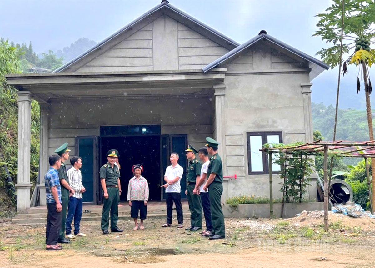 គ្រួសារលោក Dang Van Manh ភូមិ Nam Ngat ឃុំ Thanh Thuy បានចែករំលែកភាពសប្បាយរីករាយក្នុងការរស់នៅផ្ទះថ្មីជាមួយនាយទាហាន នាយទាហាននៃប៉ុស្តិ៍ការពារព្រំដែនច្រកទ្វារអន្តរជាតិ Thanh Thuy។