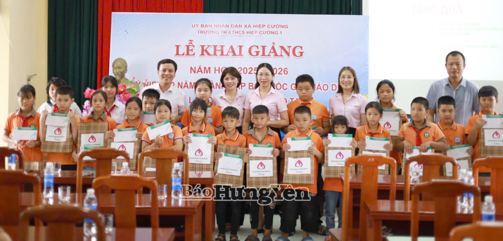 ចែកអំណោយដល់សិស្សានុសិស្សនៅសាលាបឋមសិក្សា និងអនុវិទ្យាល័យ Hiep Cuong 1 (ឃុំ Hiep Cuong)។