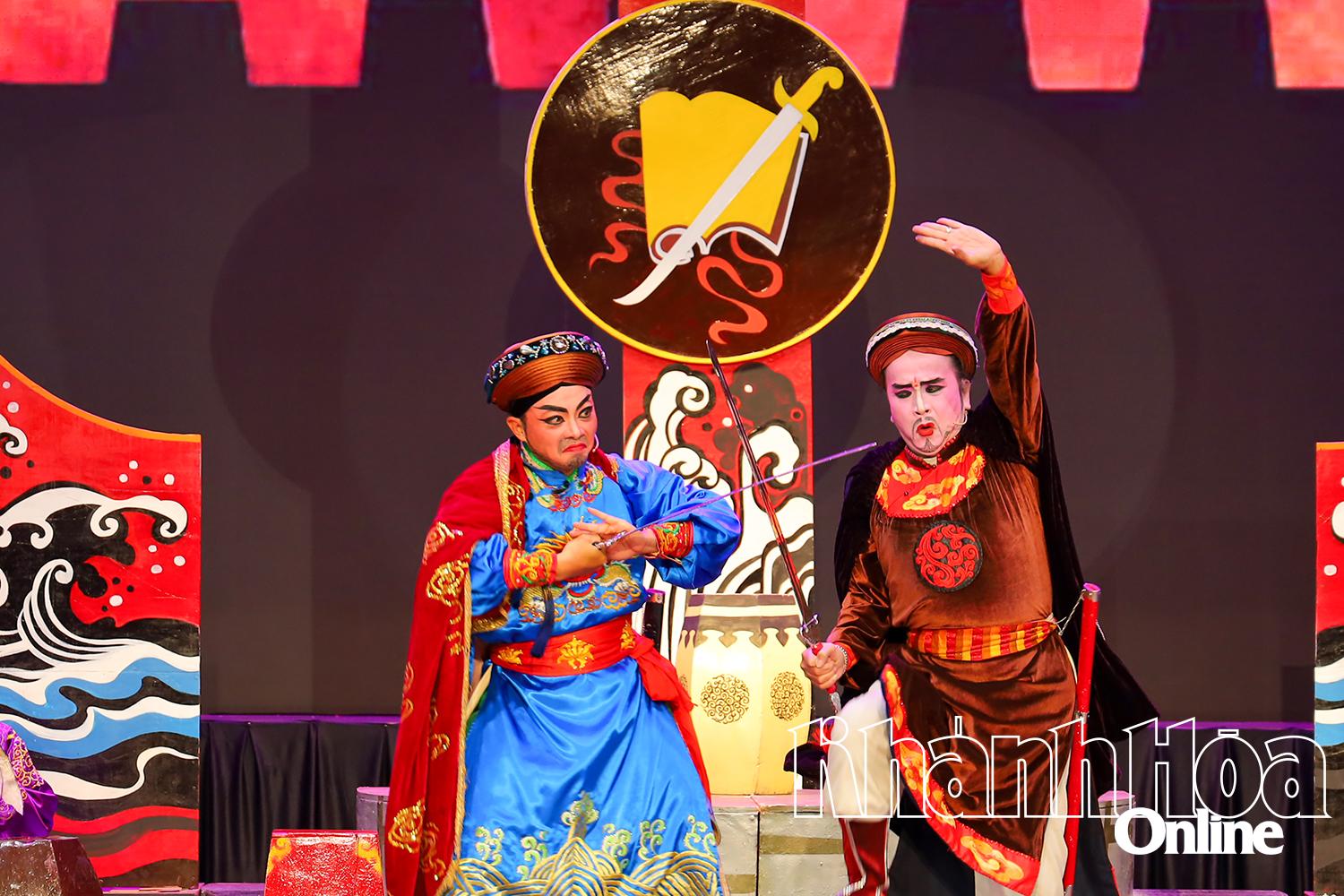 Nguyễn Hữu Chỉnh, Vũ Văn Nhậm là hai tướng của nhà Tây Sơn nhưng không ưu nhau và đều có hành vi hại nước, hại dân.