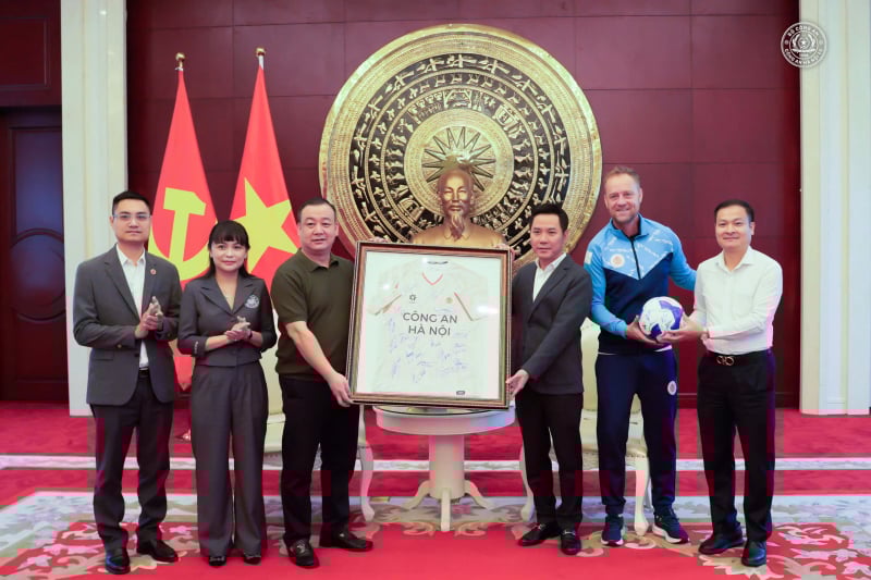 ក្លឹប​បាល់ទាត់​ប៉ូលិស​ក្រុង​ហាណូយ​ទទួល​បាន​ការ​លើក​ទឹក​ចិត្ត​យ៉ាង​ខ្លាំង​មុន​ការ​ប្រកួត​នៅ​ប្រទេស​ចិន -0