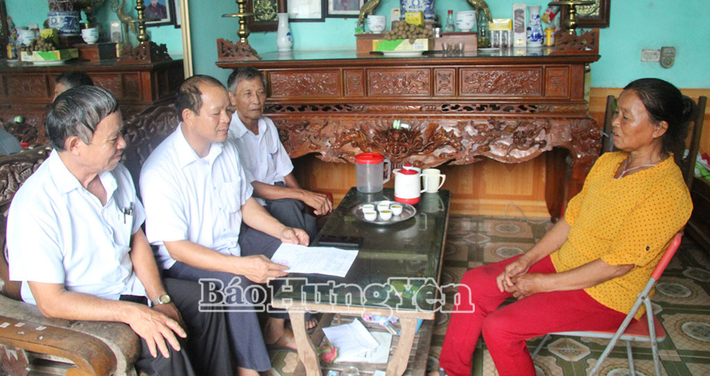 ក្រុម​ឃោសនា​និង​ចលនា​ឈូស​ឆាយ​ដី​នៅ​ភូមិ Hop Doai ឃុំ Hung Ha បាន​មក​កៀងគរ​គ្រួសារ​លោកស្រី Nguyen Thi Lien ផ្ទាល់។