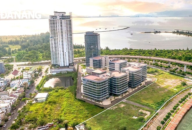 Byen planlegger og tildeler tomt i den 22 etasjer høye bygningen Danang Software Park nr. 2 for å forberede etableringen av et finanssenter. Foto: M.QUE