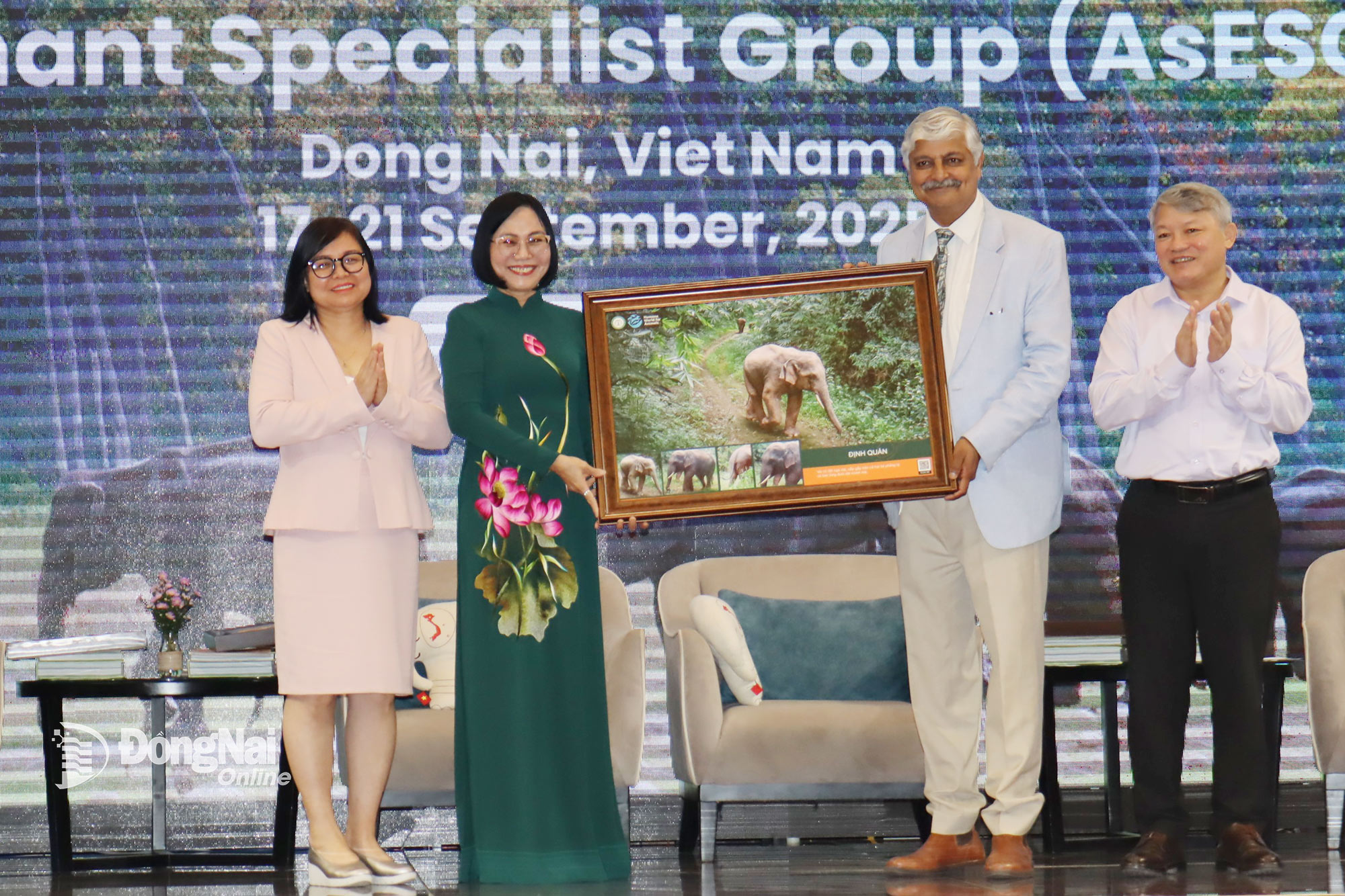 សមាជិកគណៈកម្មាធិការបក្សខេត្ត អនុប្រធានគណៈកម្មាធិការប្រជាជនខេត្ត Dong Nai លោកស្រី Nguyen Thi Hoang បង្ហាញរូបភាពសត្វដំរី Dong Nai ដល់ក្រុមអ្នកជំនាញដំរីអាស៊ី។ រូបថត៖ Hoang Loc 