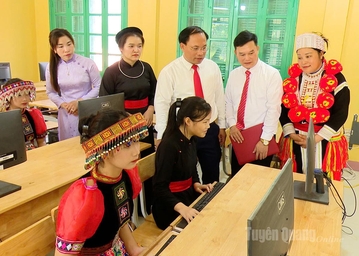ថ្នាក់ដឹកនាំឃុំ Lam Binh បានចុះសួរសុខទុក្ខ និងលើកទឹកចិត្តដល់លោកគ្រូ អ្នកគ្រូ និងសិស្សានុសិស្សនៃសាលាបឋមសិក្សា និងអនុវិទ្យាល័យ Xuan Lap សម្រាប់ជនជាតិភាគតិចនៅដើមឆ្នាំសិក្សាថ្មី។
