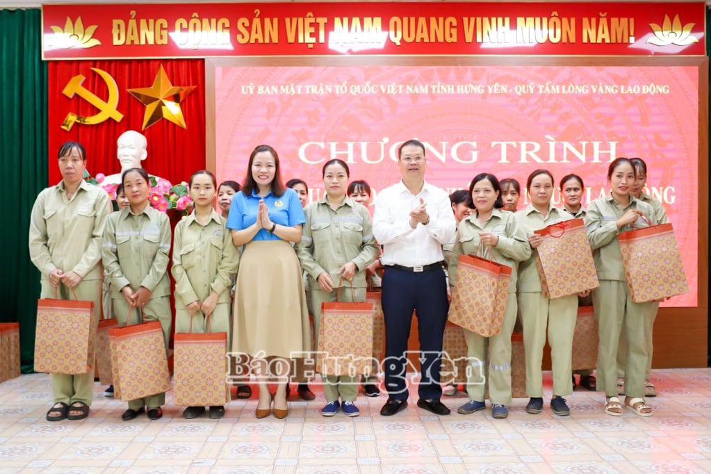 សមមិត្ត Nguyen Manh Hung អនុលេខាគណៈកម្មាធិការបក្សខេត្ត ប្រធានគណៈកម្មាធិការរណសិរ្សមាតុភូមិវៀតណាមខេត្ត ជូនអំណោយដល់កម្មករនៃក្រុមហ៊ុនភាគហ៊ុនរួមសំណង់ និងបរិស្ថានទីក្រុង Hung Yen។