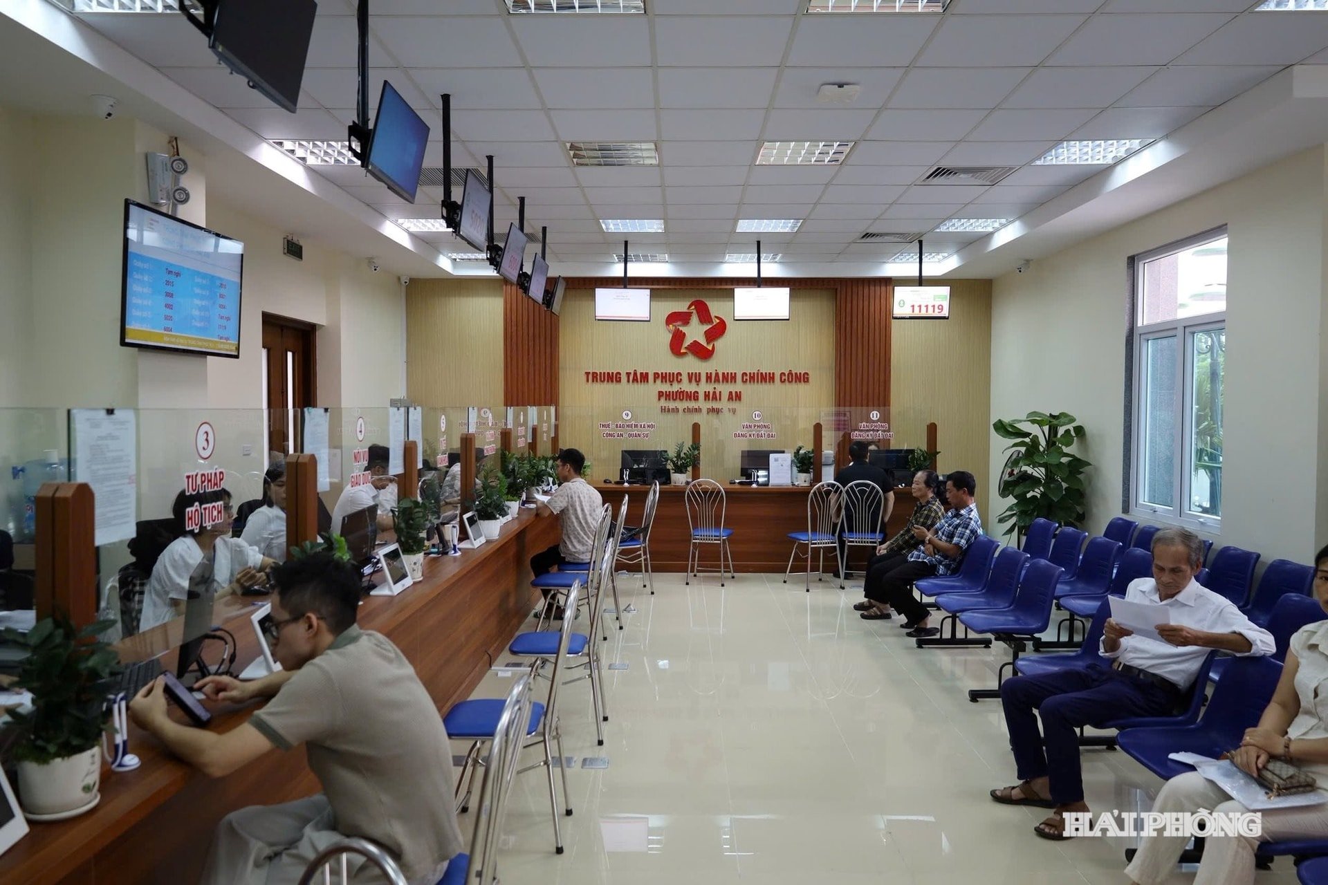 ប្រជាពលរដ្ឋ​និង​អាជីវករ​មក​ធ្វើ​នីតិវិធី​នៅ​មជ្ឈមណ្ឌល​សេវា​រដ្ឋបាល​សាធារណៈ​វួដ Hai An