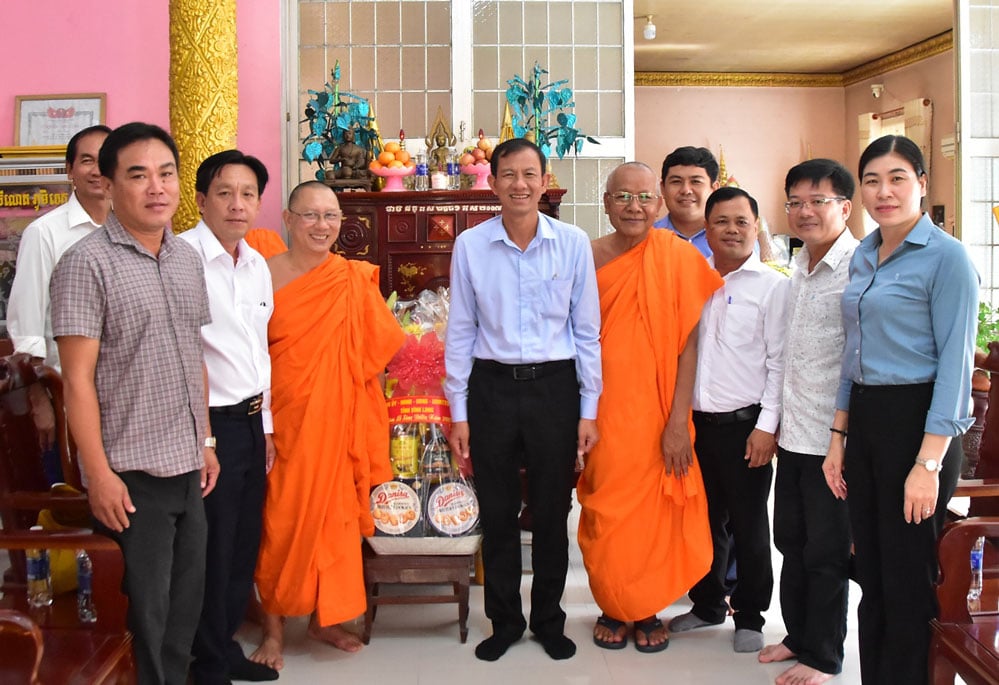 ថ្នាក់​ដឹក​នាំ​ខេត្ត និង​ឃុំ​វិញគីម បាន​ថតរូប​អនុស្សាវរីយ៍​នៅ​វត្ត​ចិត្រជ្រំ។   