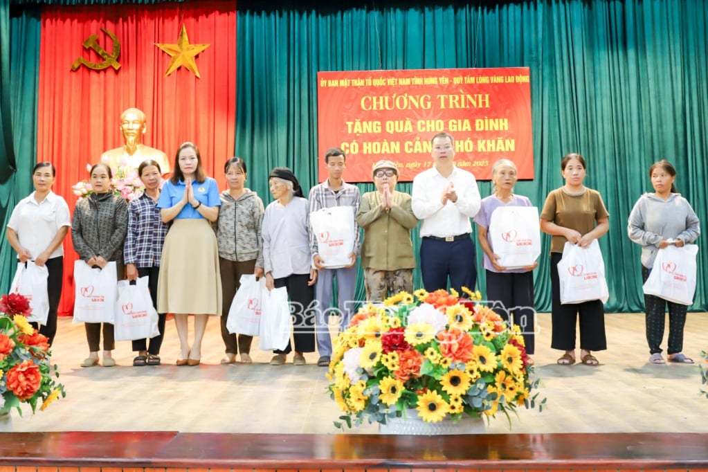 សមមិត្ត Nguyen Manh Hung អនុលេខាគណៈកម្មាធិការបក្សខេត្ត ប្រធានគណៈកម្មាធិការមជ្ឈិមរណសិរ្សមាតុភូមិវៀតណាមខេត្ត បានប្រគល់អំណោយដល់គ្រួសារដែលមានស្ថានភាពលំបាកនៅវួដ Son Nam។