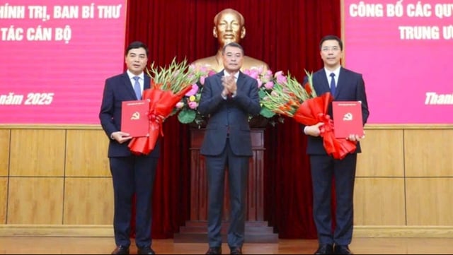 Trưởng Ban Tổ chức T.Ư Lê Minh Hưng (giữa) trao các quyết định cho ông Nguyễn Hoài Anh (bìa trái) và ông Nguyễn Hồng Phong (bìa phải)