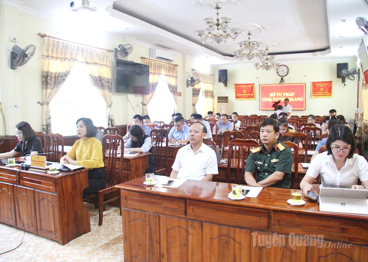 គណៈប្រតិភូចូលរួមសន្និសីទអនឡាញនៅស្ពាន Tuyen Quang។