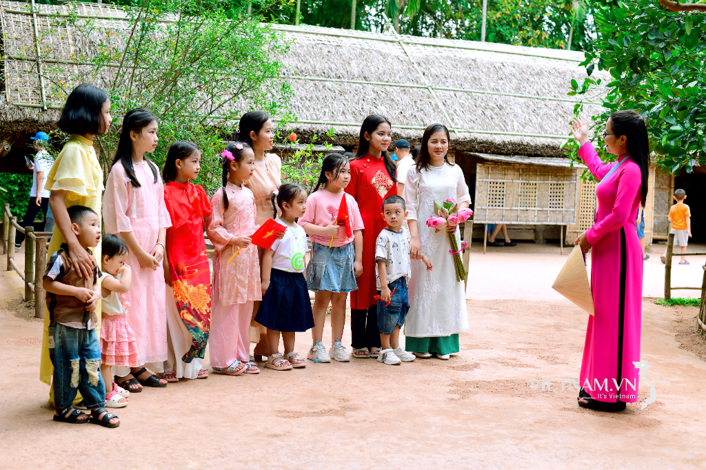 និទានរឿង ពូ ហូ - ចិញ្ចឹមបីបាច់ស្នេហាជាតិ.jpeg