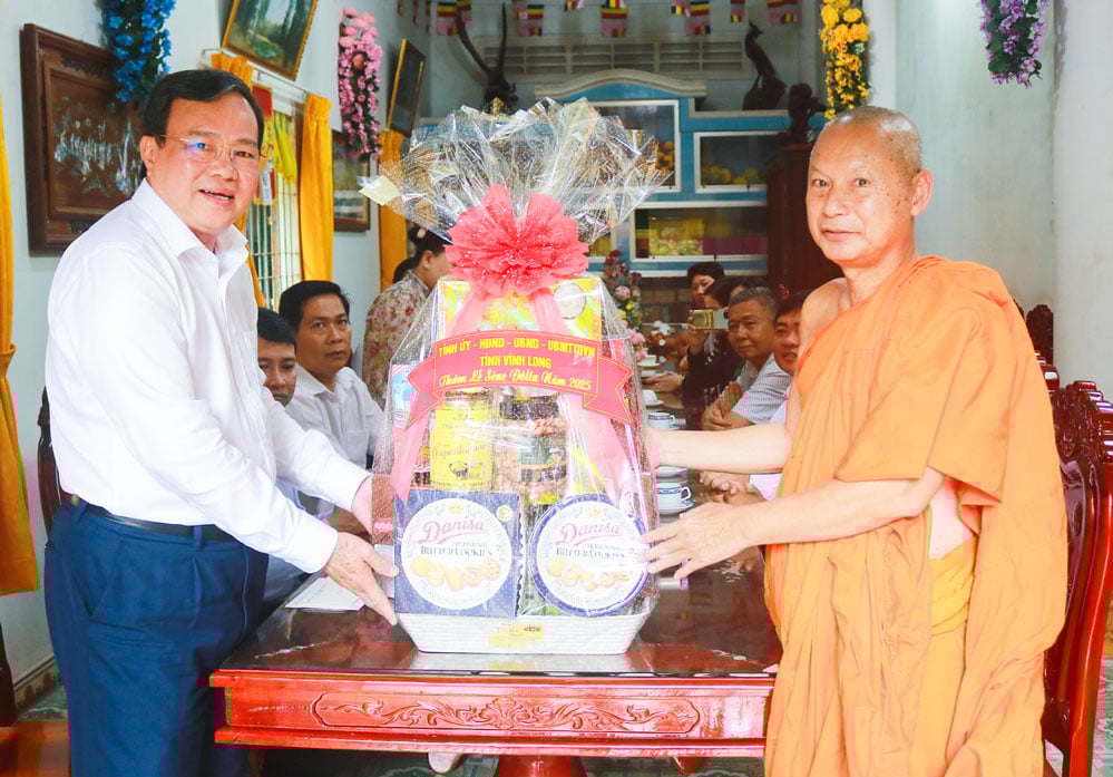 អនុលេខាគណៈកម្មាធិការបក្សខេត្ត លោក Le Van Han ប្រគេនចង្ហាន់ដល់ព្រះតេជគុណ Son Ngoc Huynh អនុប្រធានសមាគមព្រះសង្ឃស្នេហាជាតិខេត្ត ព្រះចៅអធិការវត្ត Hanh Phuc Tang។