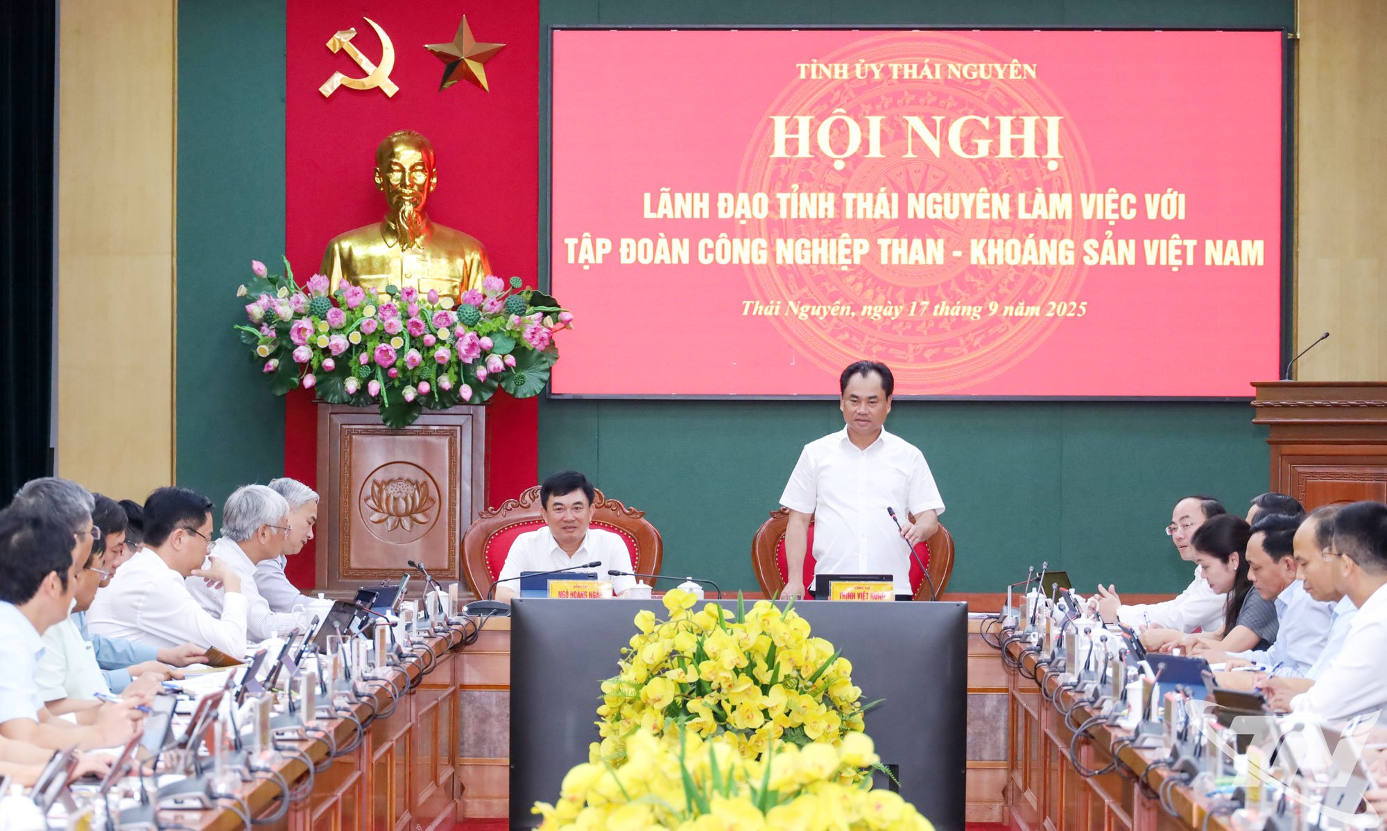 សមមិត្ត Trinh Viet Hung សមាជិកជំនួសនៃគណៈកម្មាធិការមជ្ឈិមបក្ស លេខាគណៈកម្មាធិការបក្សខេត្ត Thai Nguyen និងសមមិត្ត Ngo Hoang Ngan លេខាបក្ស ប្រធានក្រុមប្រឹក្សាសមាជិកនៃក្រុមឧស្សាហកម្មធ្យូងថ្មជាតិវៀតណាមបានធ្វើជាសហប្រធានសន្និសីទ។
