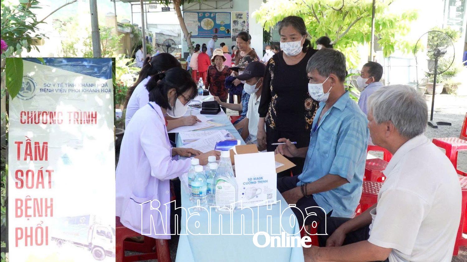 មនុស្សជាច្រើនចូលរួមក្នុងការពិនិត្យជំងឺសួត។