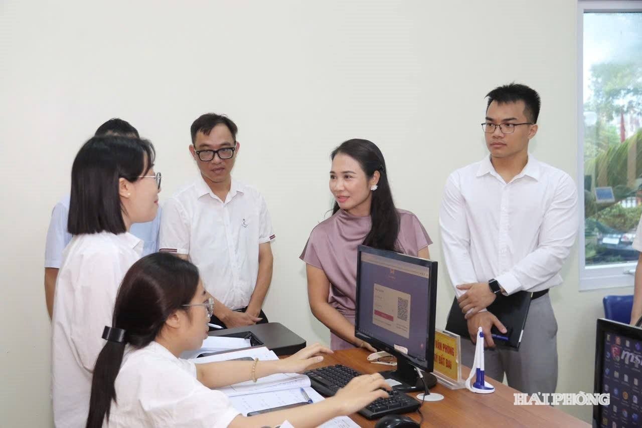 ថ្នាក់ដឹកនាំគណៈកម្មាធិការបក្សសង្កាត់ Hai An ពិនិត្យការងារដោះស្រាយនីតិវិធីរដ្ឋបាល
